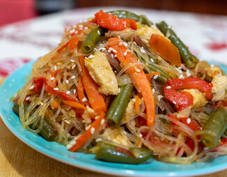 Фунчоза с куриной грудкой, стручковой фасолью и овощами