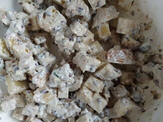 Салат из курицы с сыром и сухариками