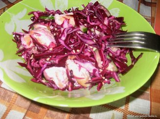 Салат из краснокочанной капусты с кунжутом и курицей