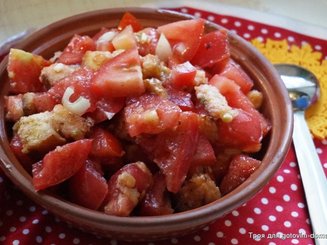 Хлебный салат с помидорами и луком