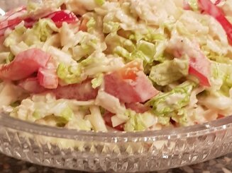 Капустный салат с яблоком и сыром