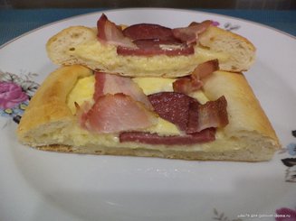 Пидэ с колбасой (турецкая пицца)
