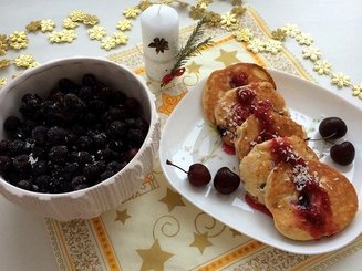 Бисквитные оладьи с ягодами