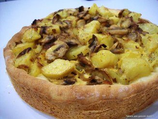 Открытый пирог с картофелем и грибами