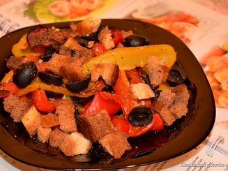 Салат из запеченного перца с гренками