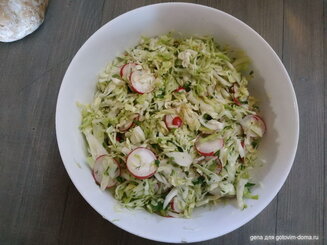Салат с молодой капустой и огурцами