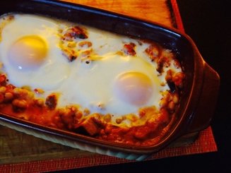 Запечённая фасоль с яйцом