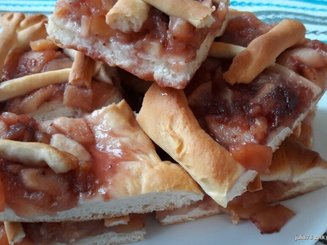 Дрожжевой пирог с яблоками и вареньем