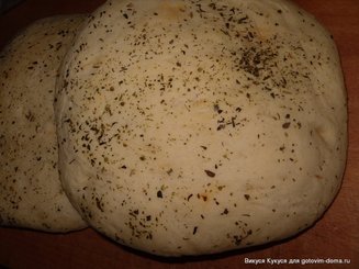 Мини фокаччи с помидорами-черри и оливками
