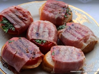 Бутерброды-гриль с помидорами и беконом