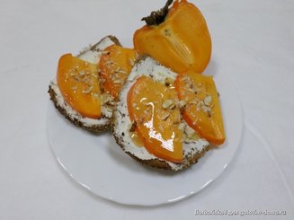 Тост с хурмой и творожным сыром.