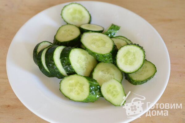 Салат из овощей с соусом Цезарь фото к рецепту 1