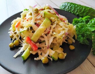 Салат из свежих овощей с пикантной заправкой