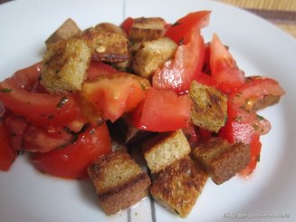 Салат из помидоров с прованскими крутонами