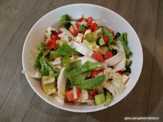 Салат со свежими овощами, сыром и виноградом