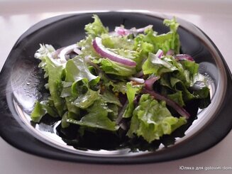 Салат с луком и заправкой из зерновой горчицы