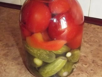 Маринованные огурцы, помидоры, ассорти