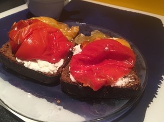 Бутерброды с жареным перцем и сметаной с зеленью