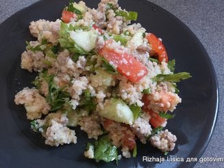 Салат с кускусом, овощами и фаршем