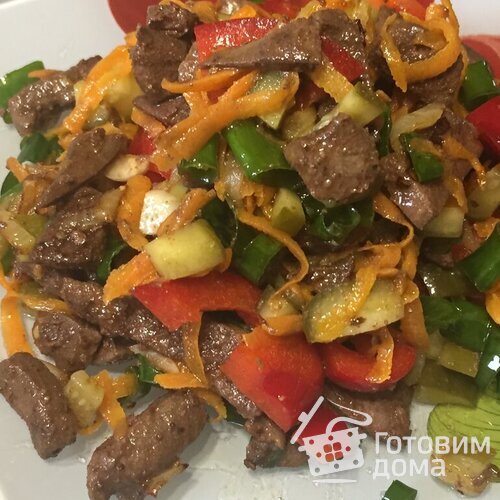 Салат с овощами и печенью