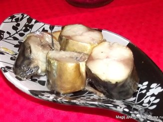 Соленая скумбрия с черносливом