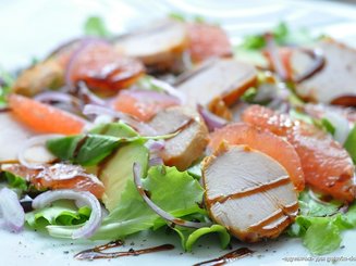 Салат с куриным филе, грейпфрутом и авокадо