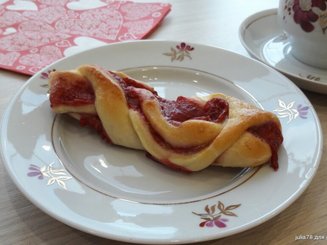 Дрожжевые косички с ягодной начинкой