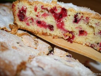 Пирог с белым шоколадом и брусникой