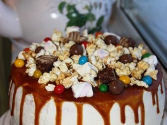   Шоколадный торт с малиновым и лимонным кремом
