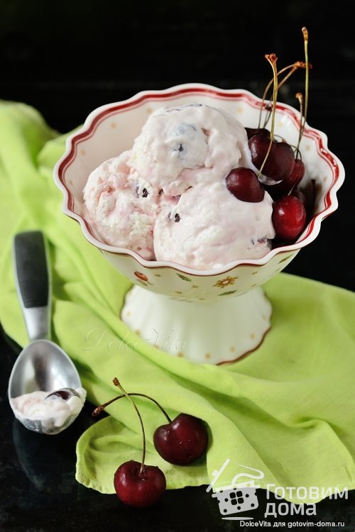 Мороженое с йогуртом и черешней (вишней)