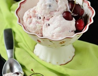 Мороженое с йогуртом и черешней (вишней)