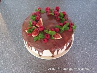   Шоколадный торт с малиновым и лимонным кремом