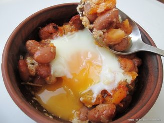 Запечённая фасоль с яйцом