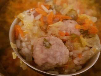 Суп из пекинской капусты с фрикадельками и рисом.