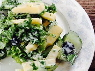 Огуречный салат с маслинами и сыром