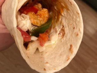 Шаурма с курицей, овощами и сыром