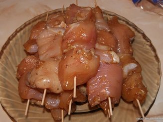 Шашлычки из куриной грудки на шпажках