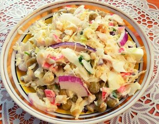 Салат из капусты с крабовыми палочками и яйцом