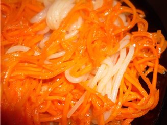 Морковный салат со стекляной лапшой