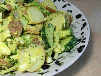 Теплый салат со свежим огурцом, картофелем и яйцом