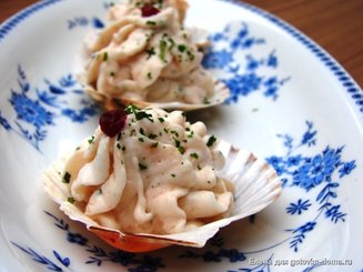 Пена из копченого лосося с соусом из лайма