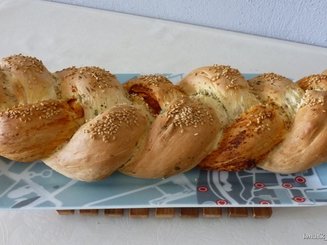 Хлеб с зеленью и красным перцем