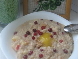 Овсяная каша с яблоком и клюквой
