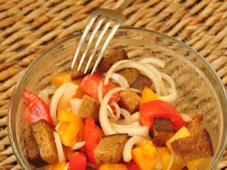 Хлебный салат с помидорами и луком
