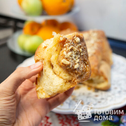 Булочки с грецкими орехами под карамельным соусом