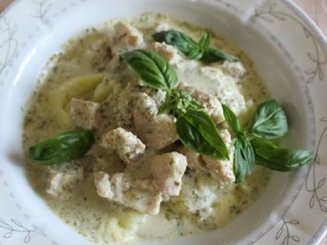 Куриное филе в сливках с базиликовым песто