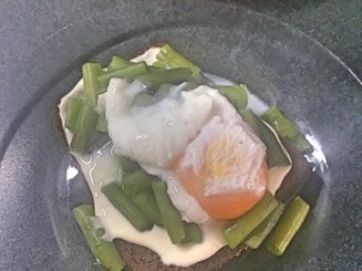 Smørrebrød - Датский бутерброд с фасолью и яйцом пашот