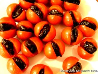 Китайская закуска из помидоров черри и чернослива