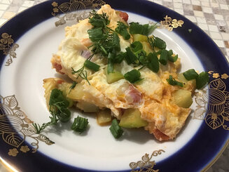 Осенний мотив (яйца с кабачком и помидором)