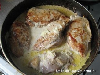 Куриная грудка с сюрпризом  под сырным соусом